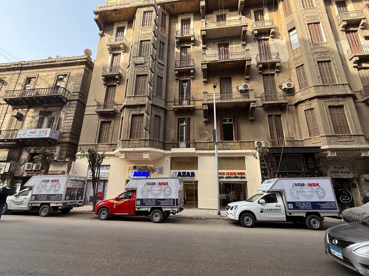 عربات التوصيل أمام الفرع